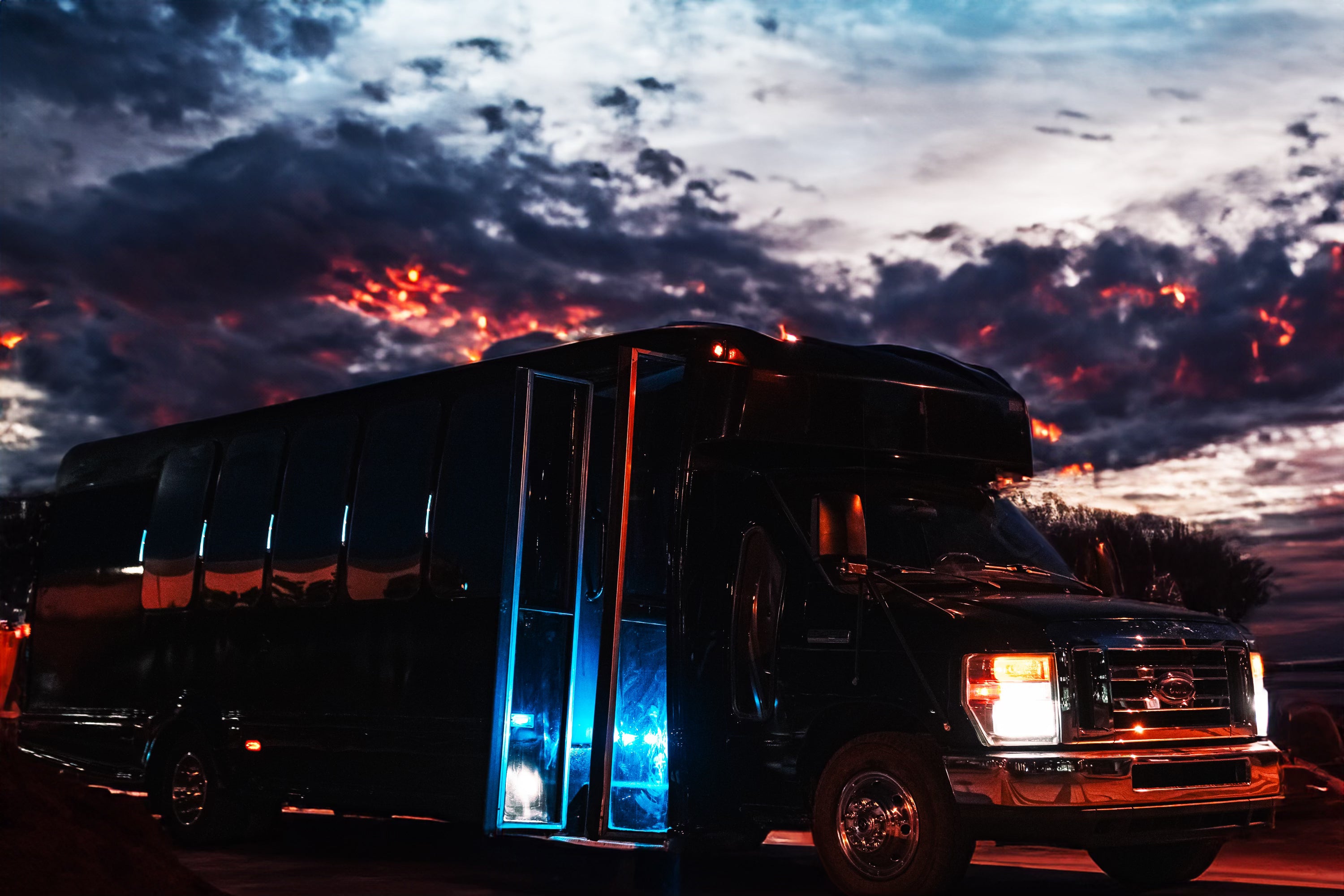 <img src="citybus-logo.png" alt="CityBusMtl logo - luxury party bus and limousine service in Montreal">